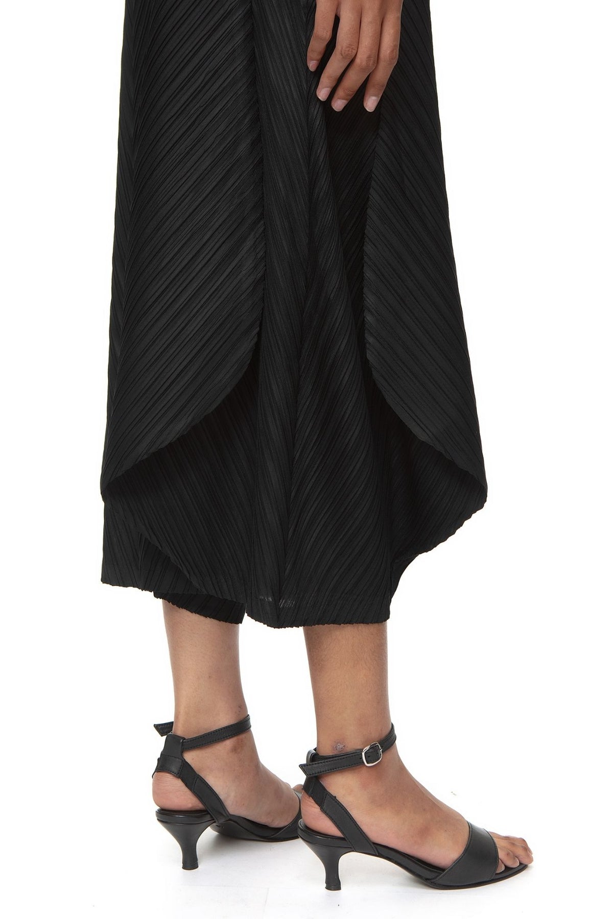 Novalis Pleated Pants — Black